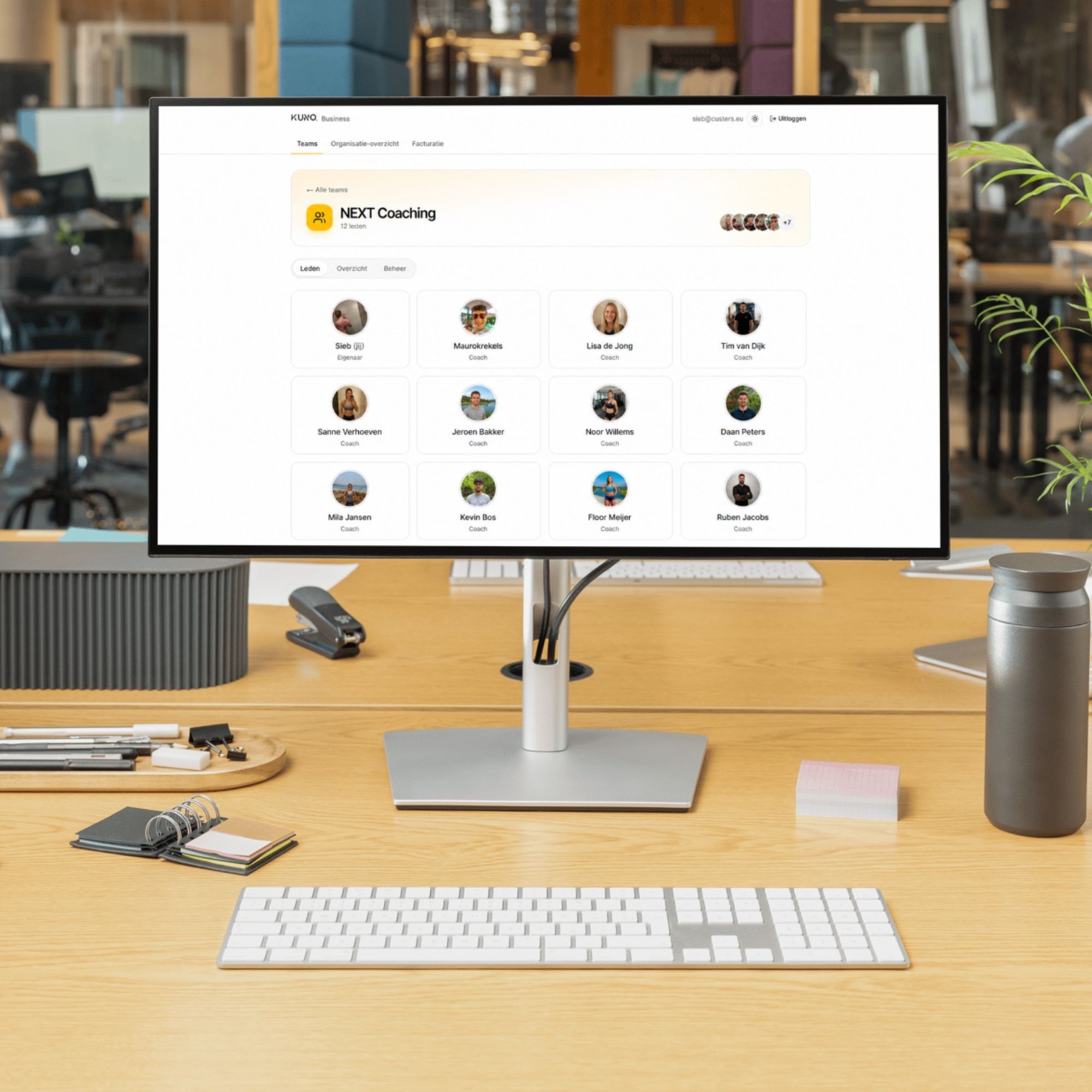 Kuno Business teamoverzicht met alle leden op een monitor